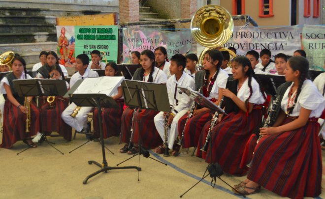 La banda musical de jóvenes Mixes